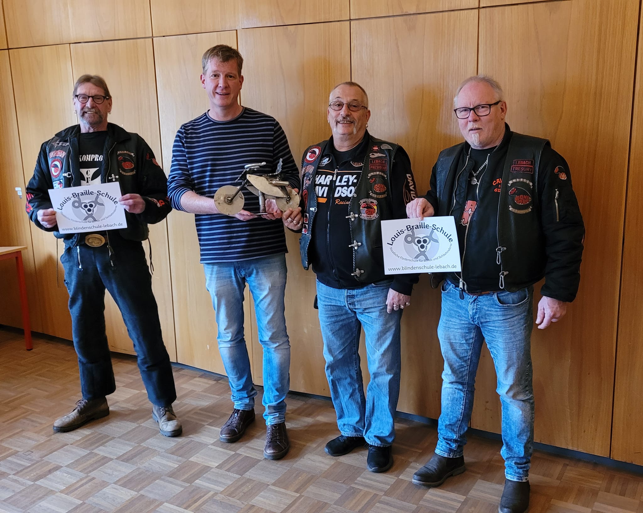 %C3%9Cbergabe%20der%20Motorrad%20Skulptur%20an%20Cavemen%20Lebach %C3%9Cbergabe%20der%20Motorrad%20Skulptur%20an%20Cavemen%20Lebach